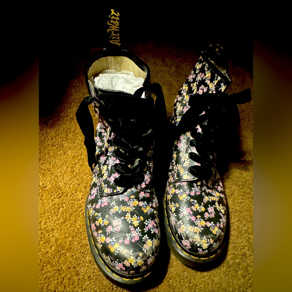 Doc Martin Black boots with Floral Print & velvet laces
